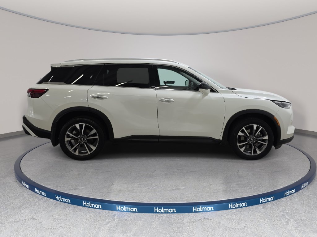 Certified Used 2023 Majestic White INFINITI LUXE image 4