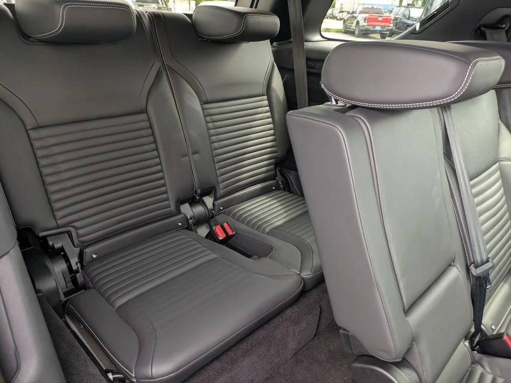 Used 2025 White Land Rover Metropolitan Edition image 31