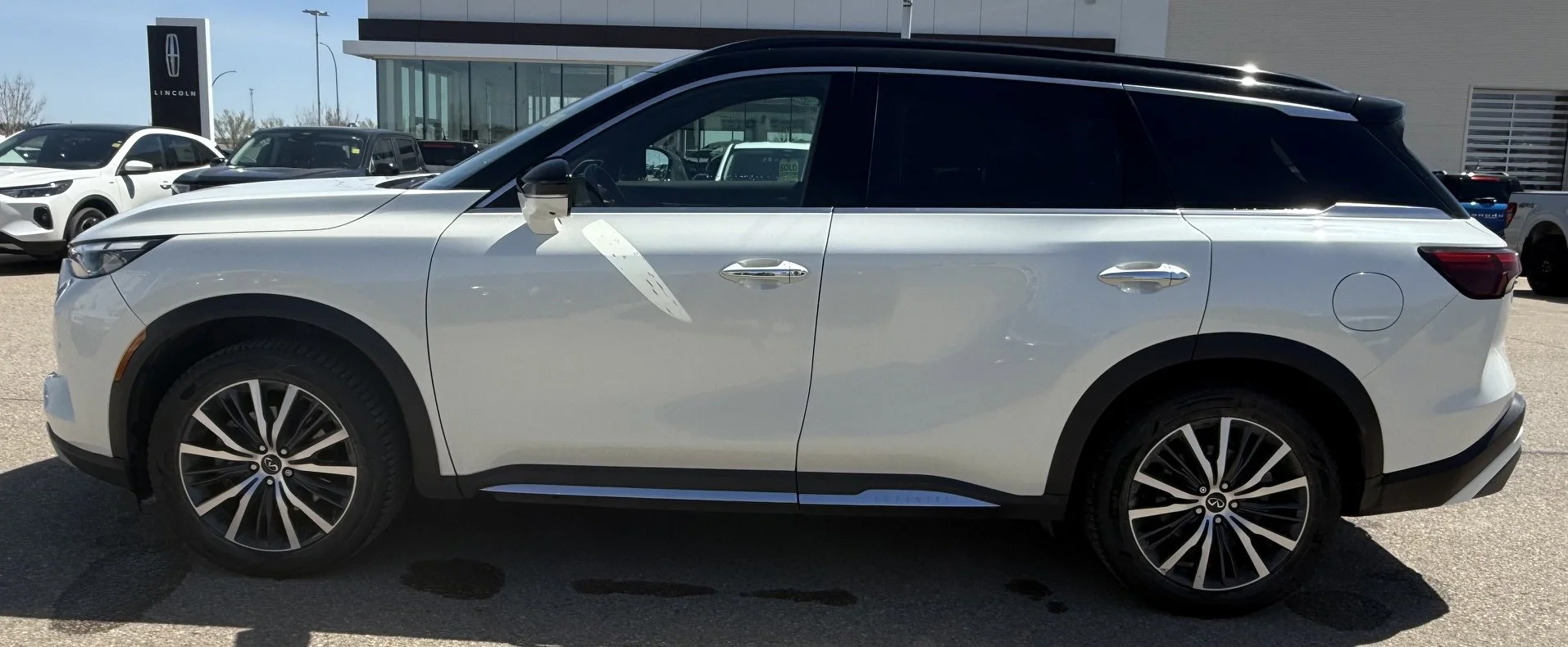 Used 2024 WHITE INFINITI AUTOGRAPH AWD image 2
