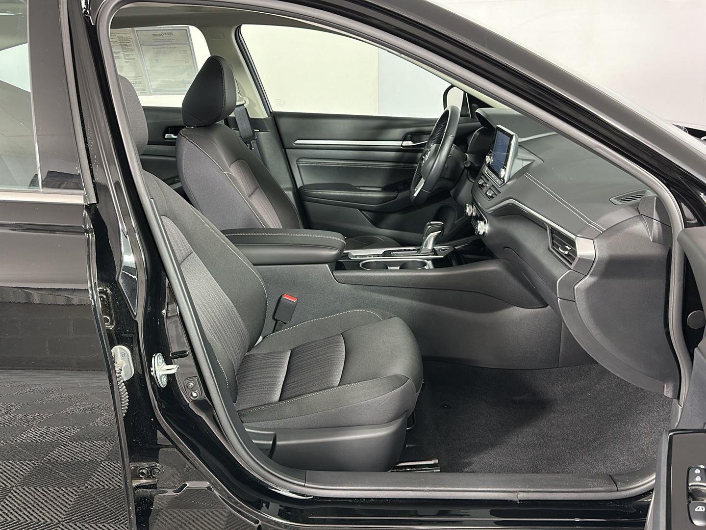 Used 2020 Super Black Nissan 2.5 SV image 28