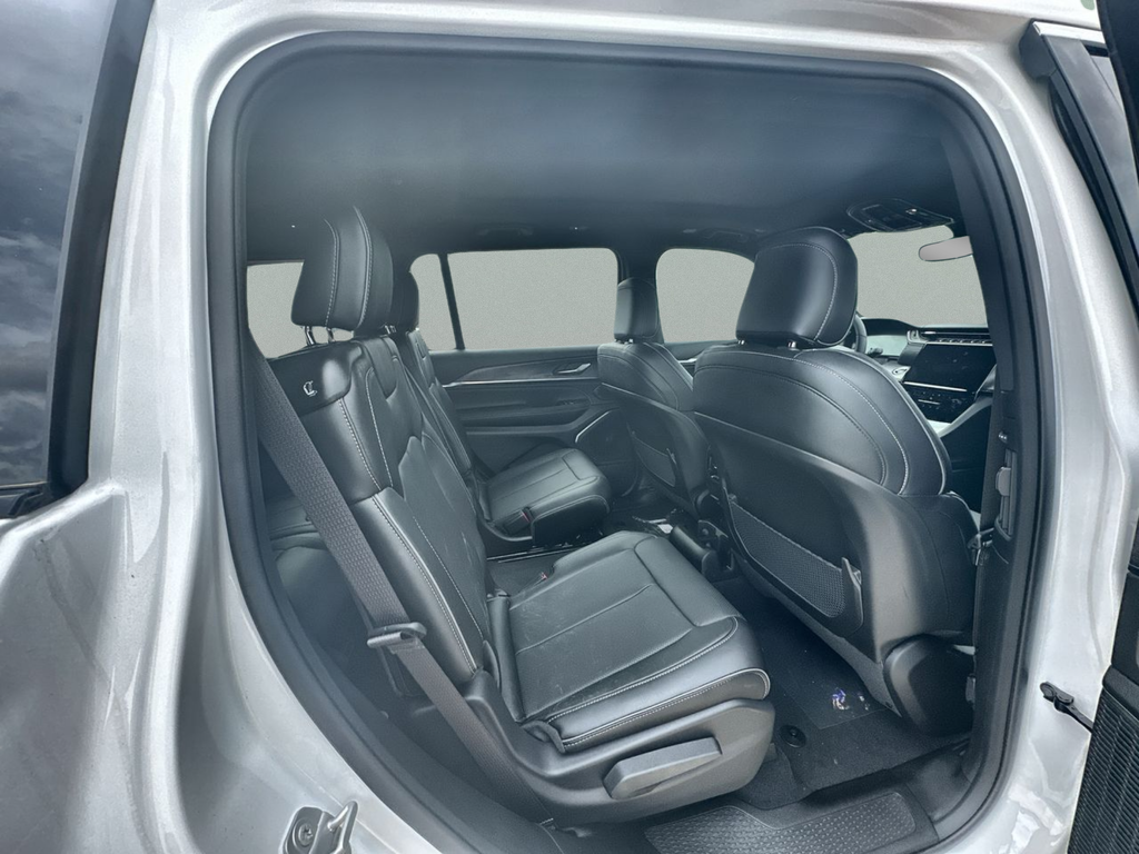 New 2025 Bright White Clear-Coat Exterior Paint Jeep Overland image 31