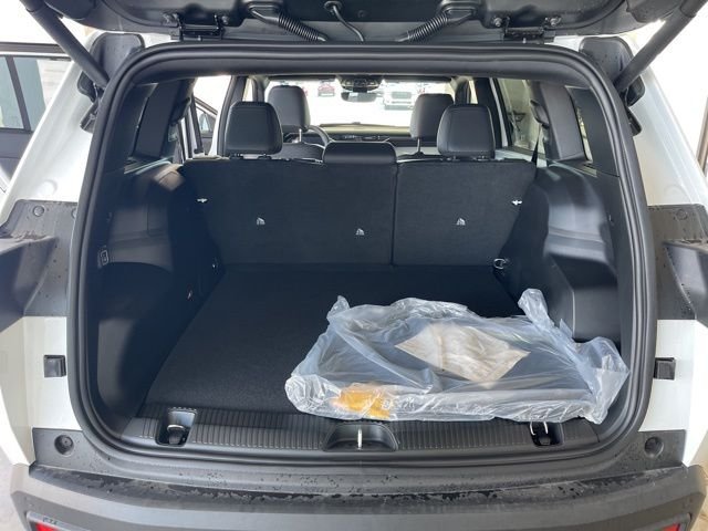 New 2026 Bright White Clear-Coat Exterior Paint Jeep Limited image 9