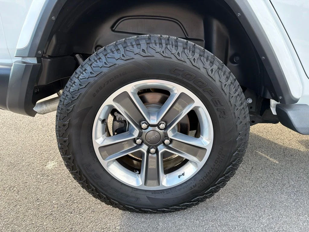 Used 2020 White Jeep Unlimited Sahara image 13