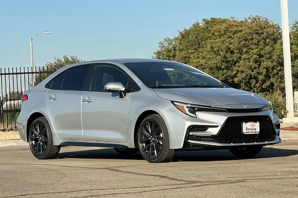 New 2027 Classic Silver Metallic Toyota SE image 2