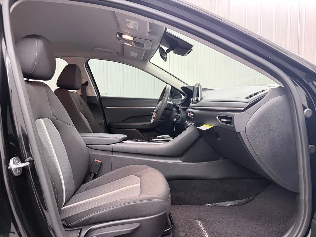 Used 2021 Black Hyundai SE image 33