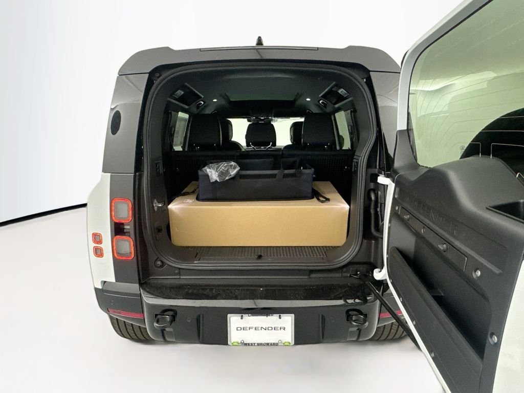 New 2026 Fuji White Land Rover X-Dynamic SE image 26