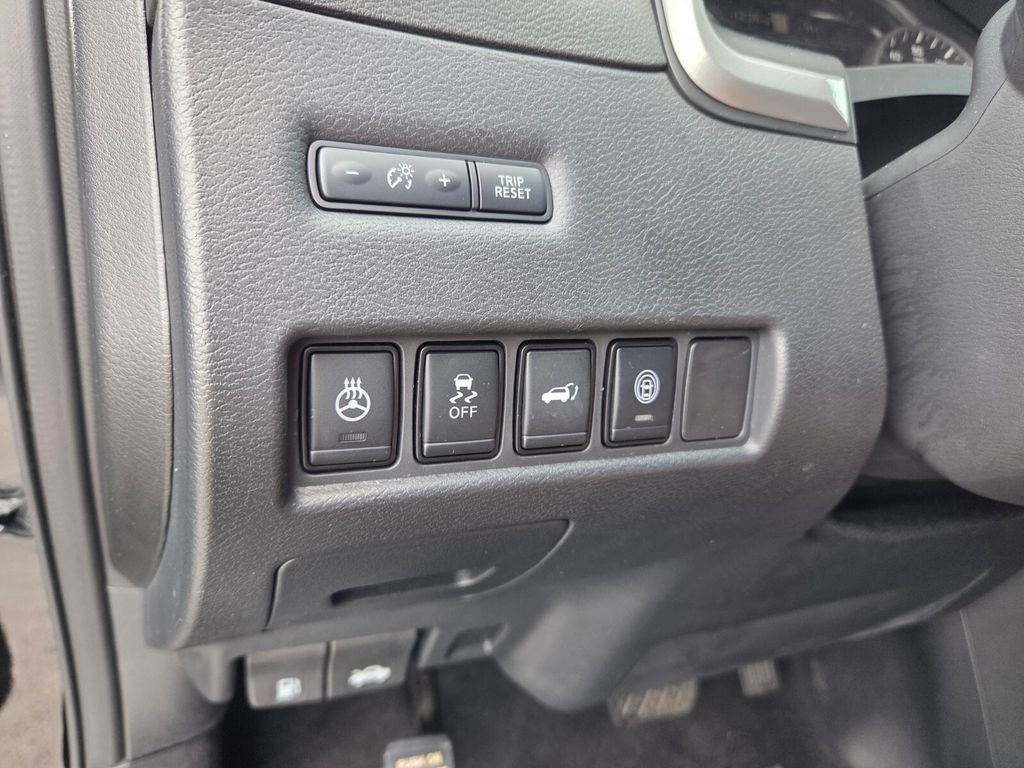 Used 2022 Black Nissan Platinum image 24