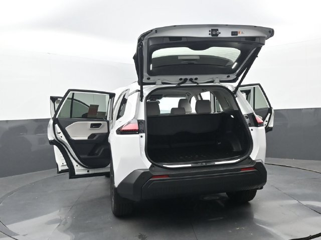 New 2026 Ice Cap Toyota XLE Premium image 34