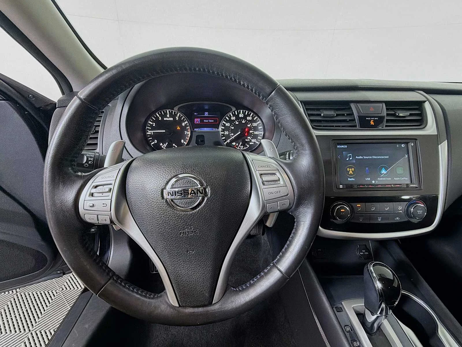 Used 2018 Super Black Nissan 2.5 SR image 9
