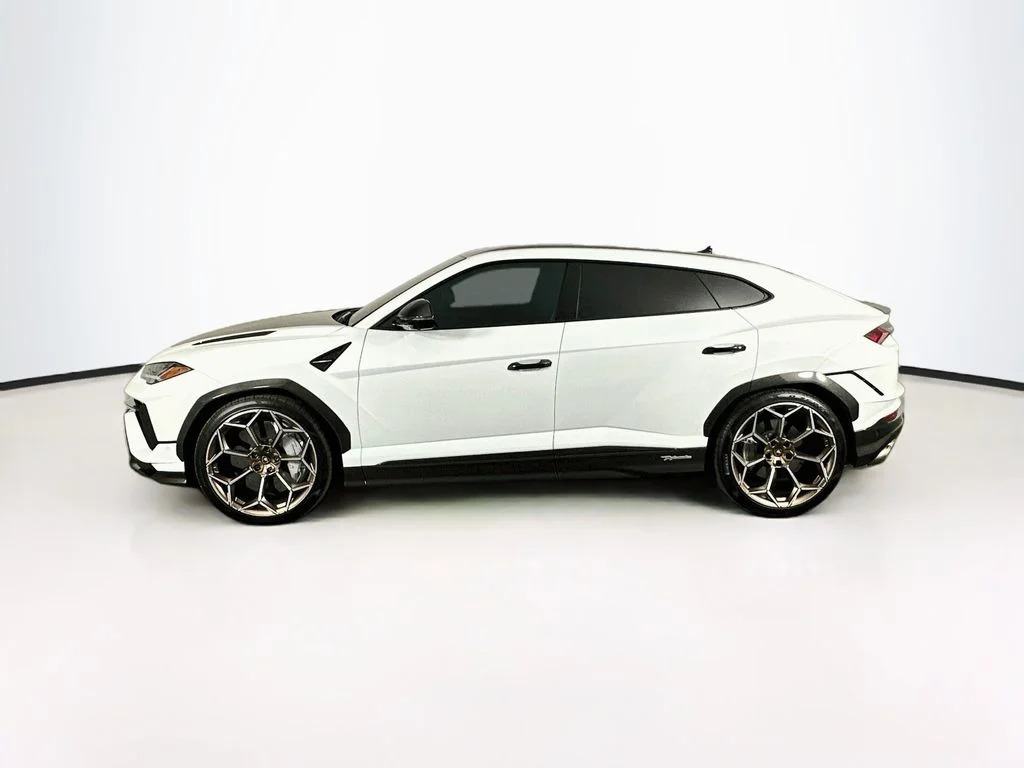 Used 2024 White Lamborghini Performante image 4