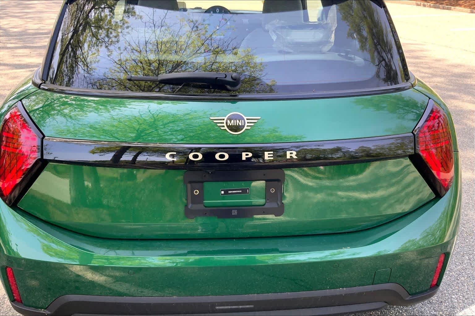 New 2026 British Racing Green IV Metallic MINI Signature Plus image 15