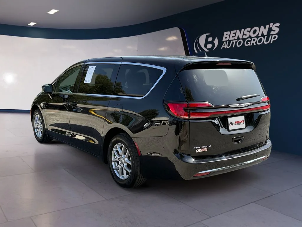 Used 2025 Black Chrysler Select image 3