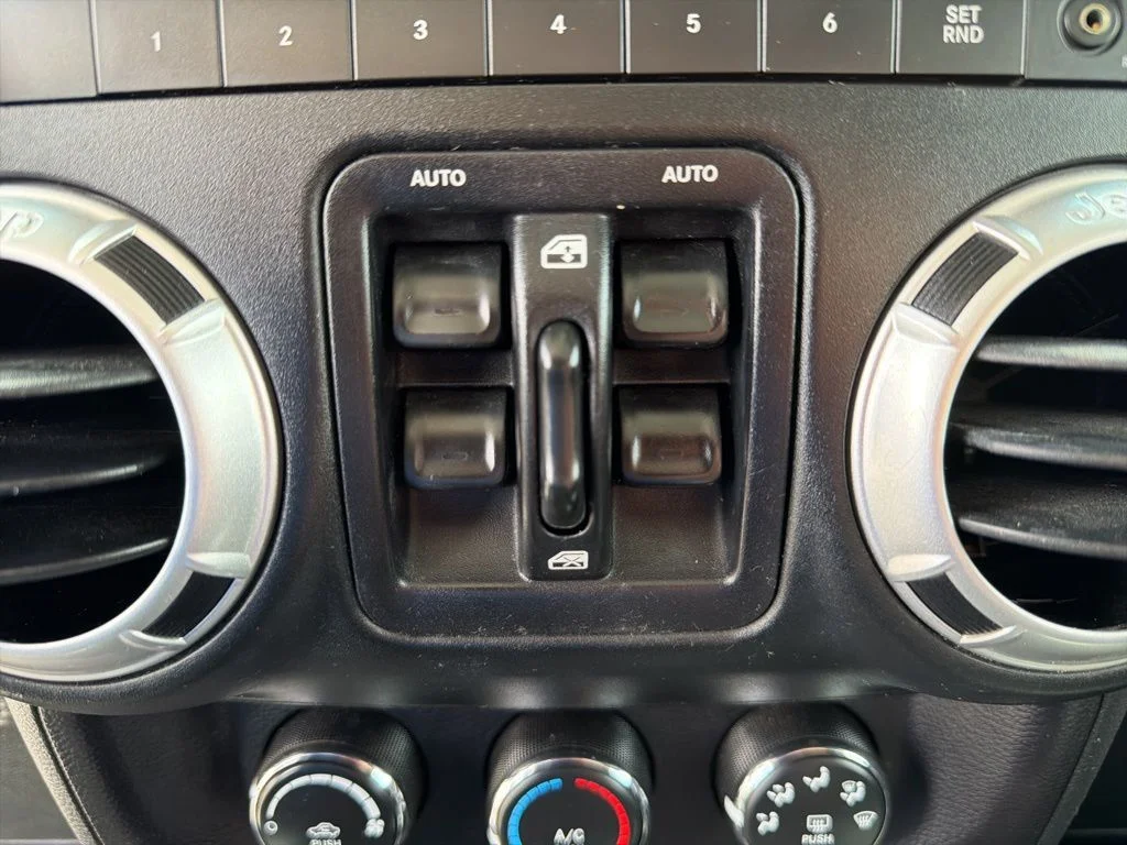 Used 2015 White Jeep Unlimited Sahara image 31