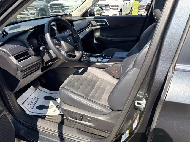Used 2025  Mitsubishi SE image 18
