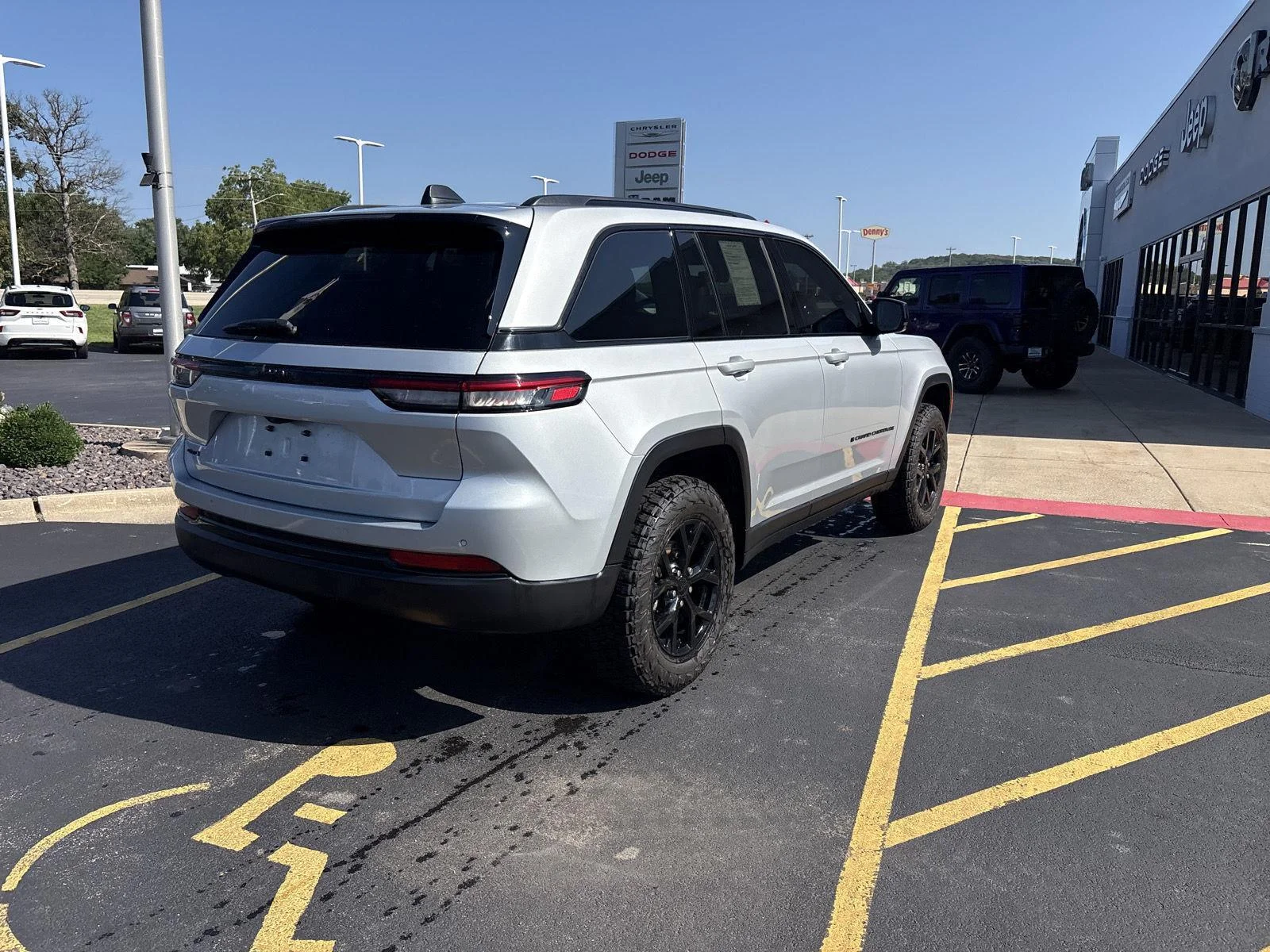 Used 2025 Silver Zynith Jeep Altitude image 5