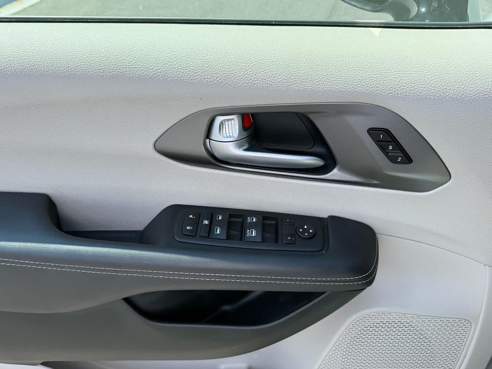 Used 2024 Silver Mist Clearcoat Chrysler Touring L image 14