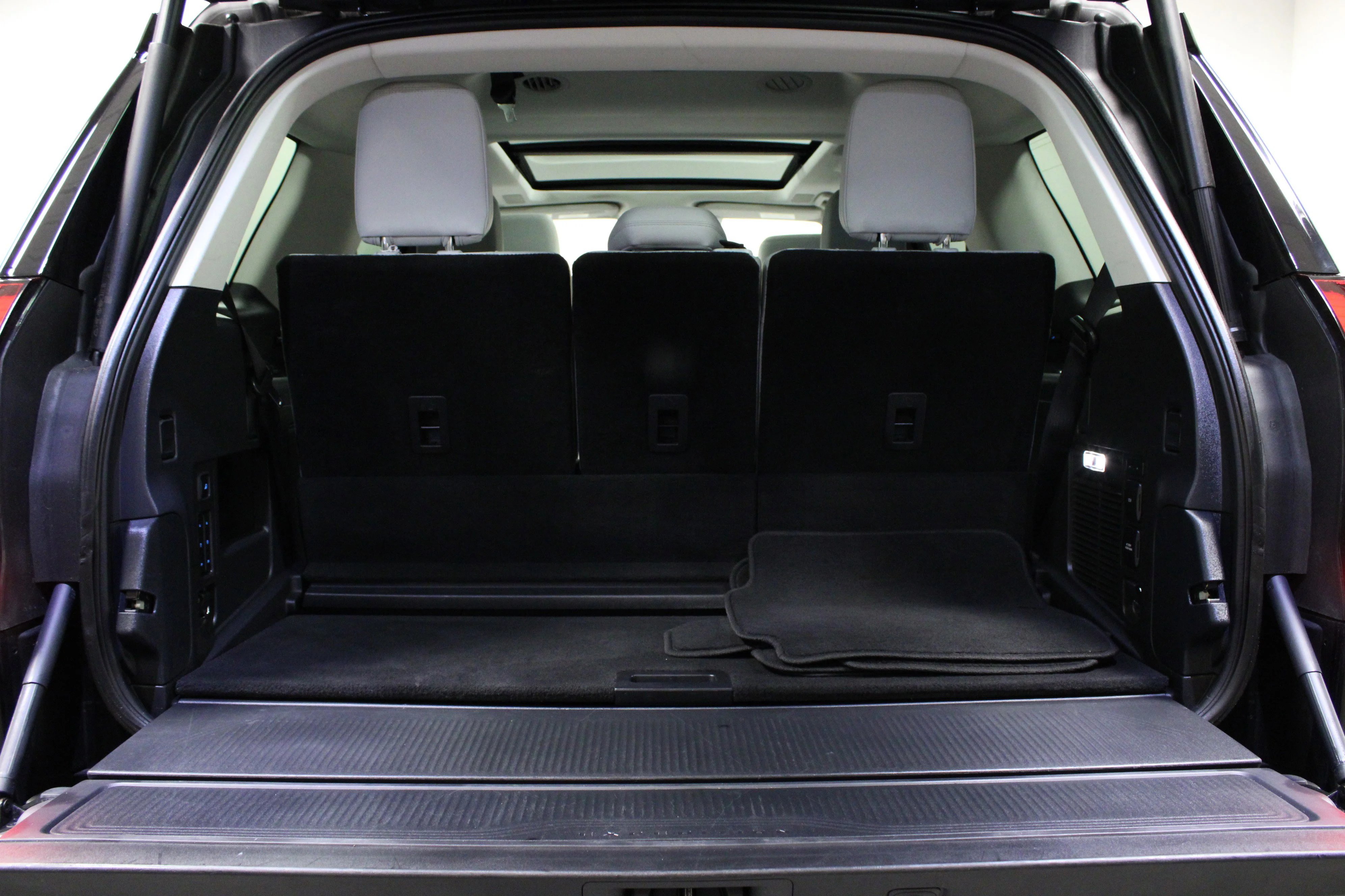 Used 2025 Black Metallic Ford Platinum image 15