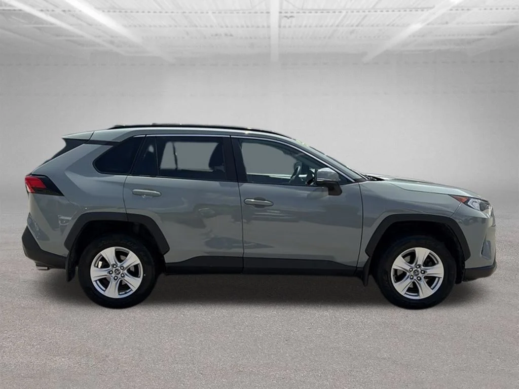 Used 2019 Silver Toyota XLE image 7
