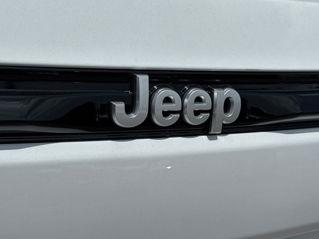 New 2026 Bright White Clear-Coat Exterior Paint Jeep Limited image 13