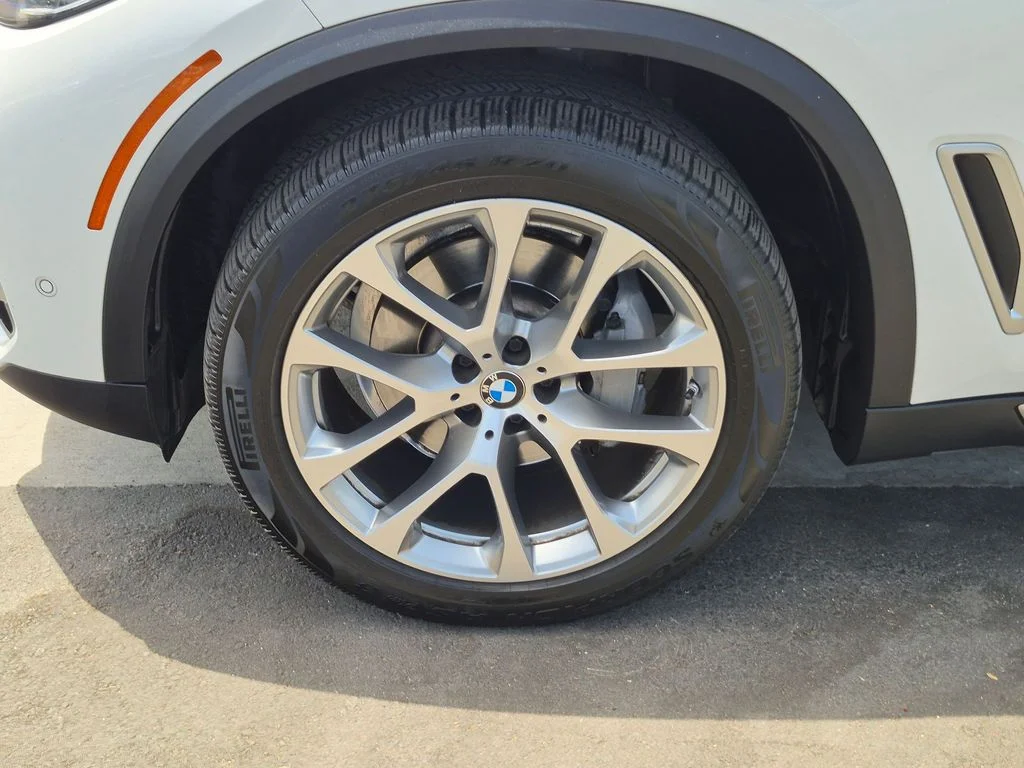 Used 2021 White BMW sDrive40i image 30
