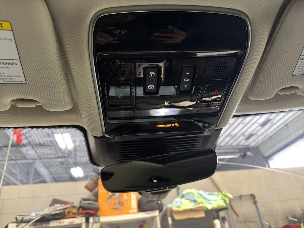 Used 2023 White Land Rover SE image 14