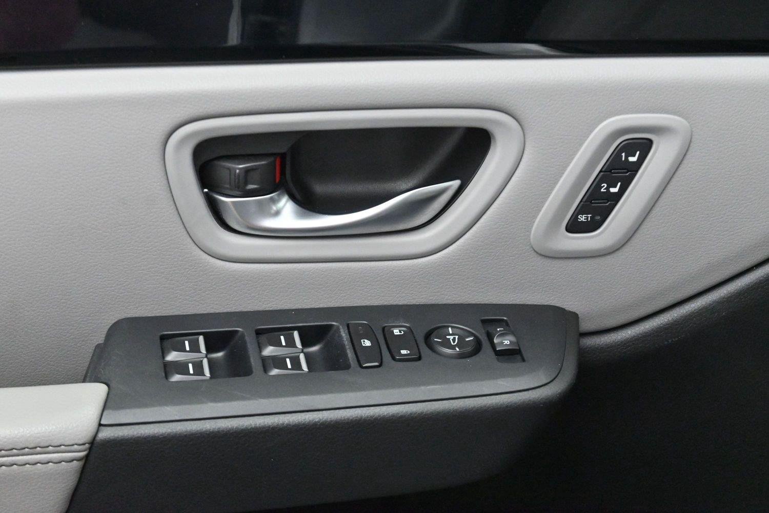 Used 2024 Lunar Silver Metallic Honda EX-L image 13