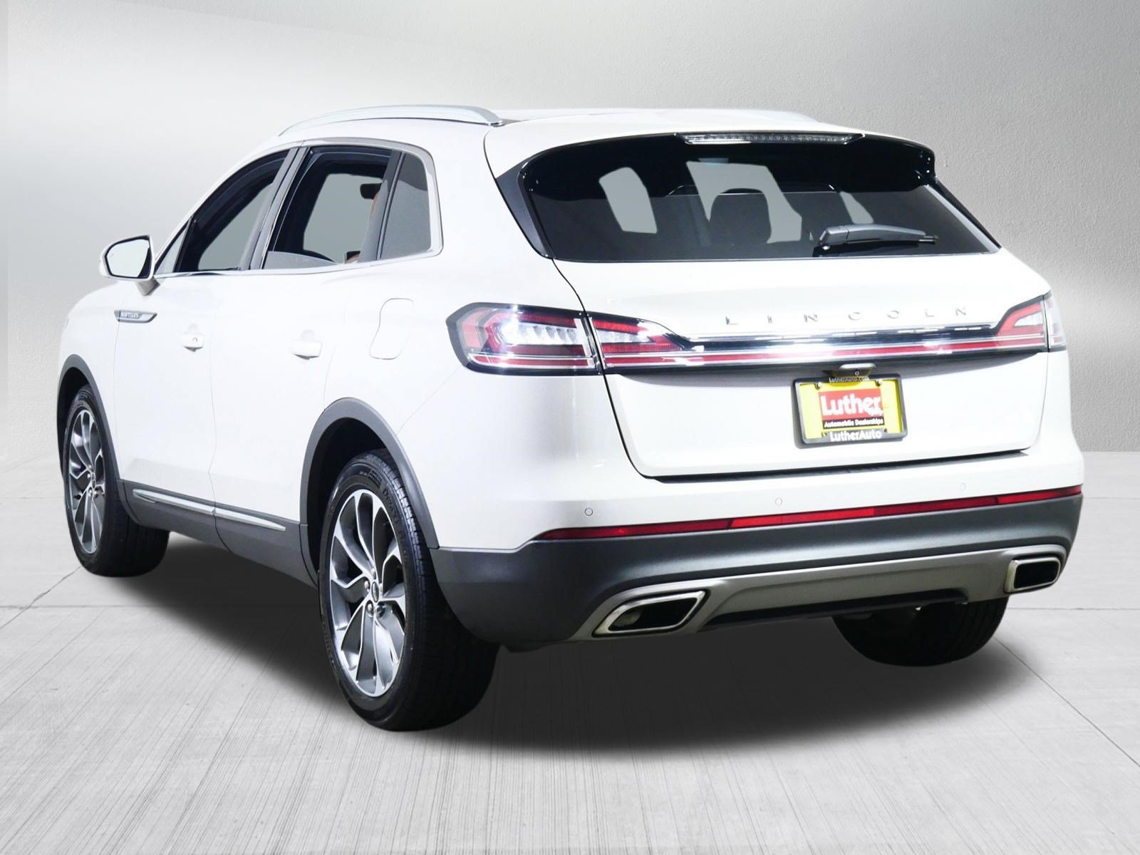 Used 2022 Ceramic Pearl Metallic Tinted Clearcoat Lincoln Reserve image 5