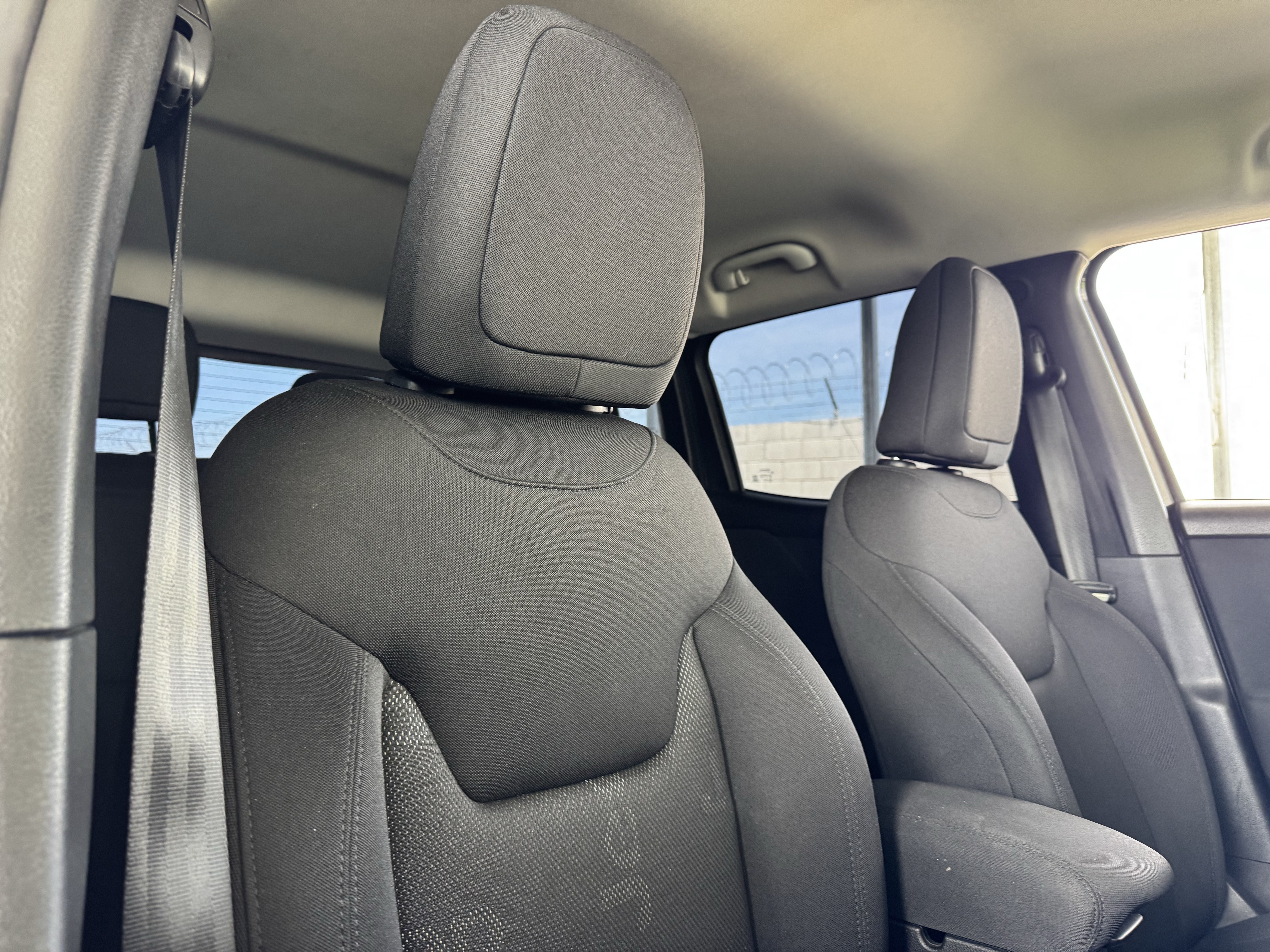 Used 2017 Gray Jeep Latitude 4x4 image 7