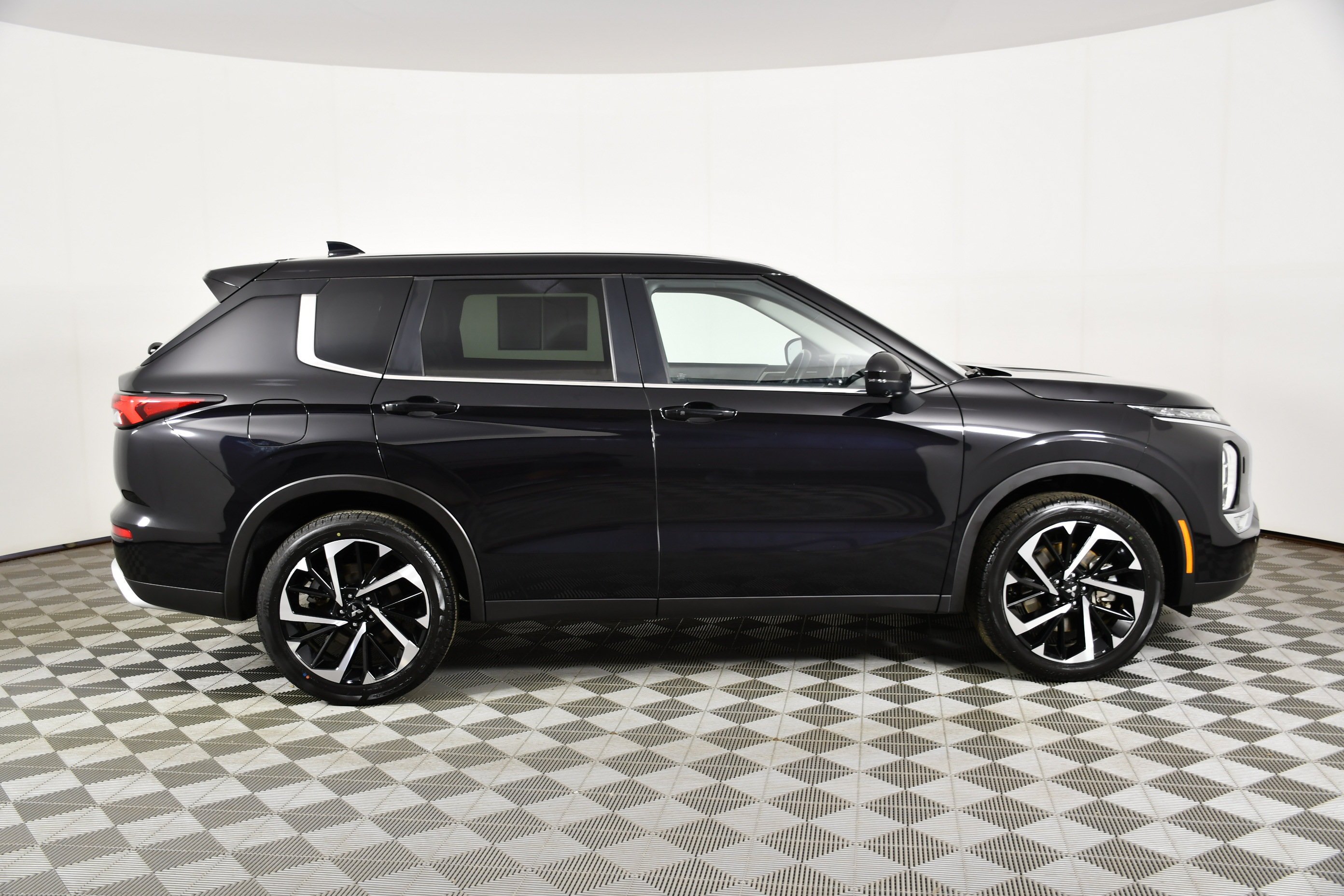 Certified Used 2024 Labrador Black Pearl Mitsubishi SE image 5