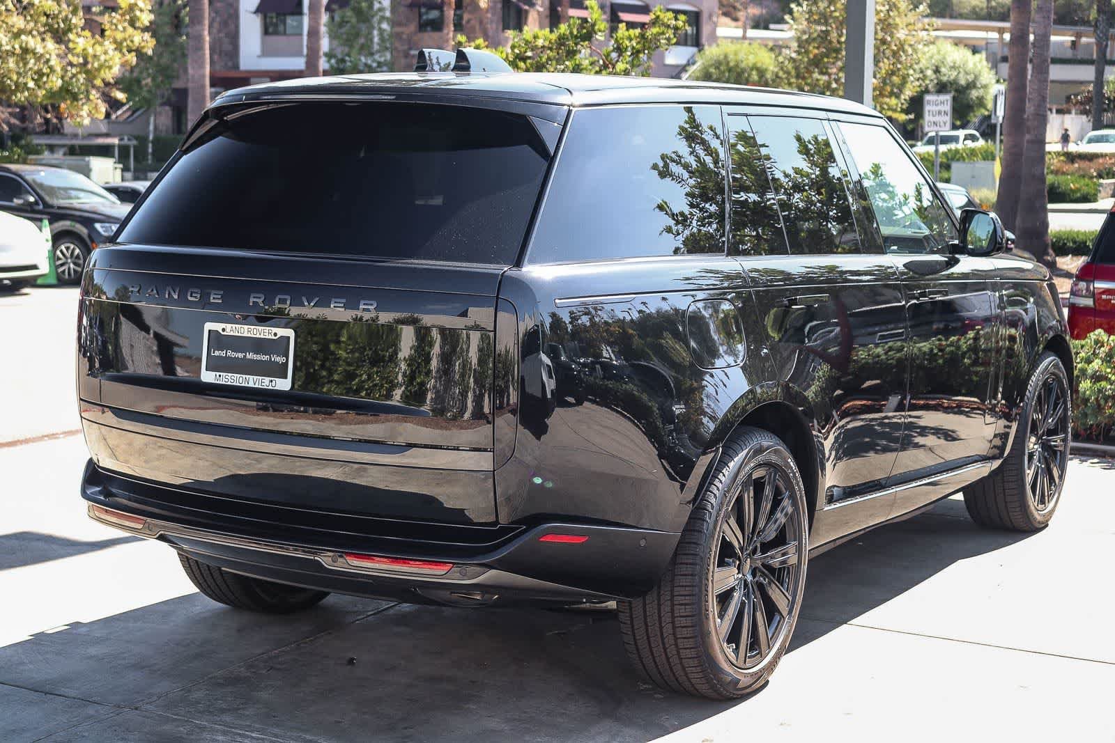 New 2026 Santorini Black Land Rover SE image 5