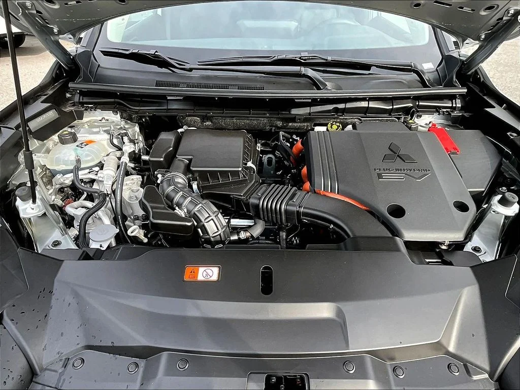 New 2025 Silver Mitsubishi SE image 12