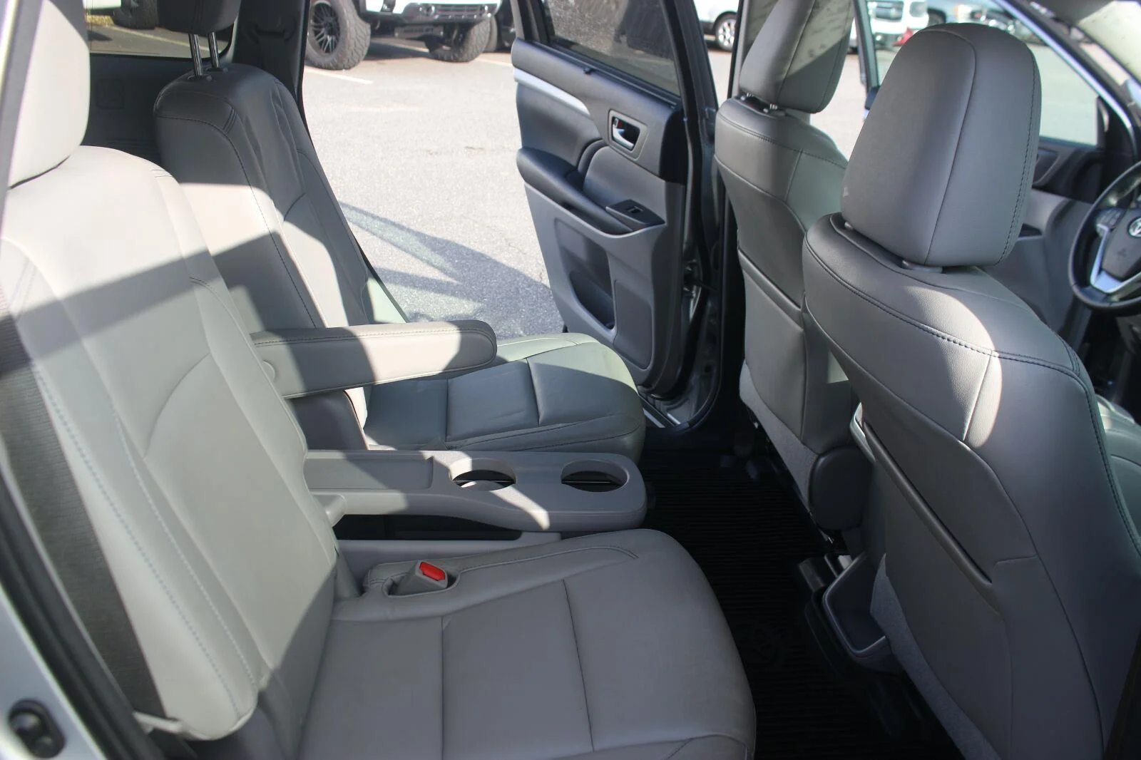 Used 2015  Toyota XLE image 34