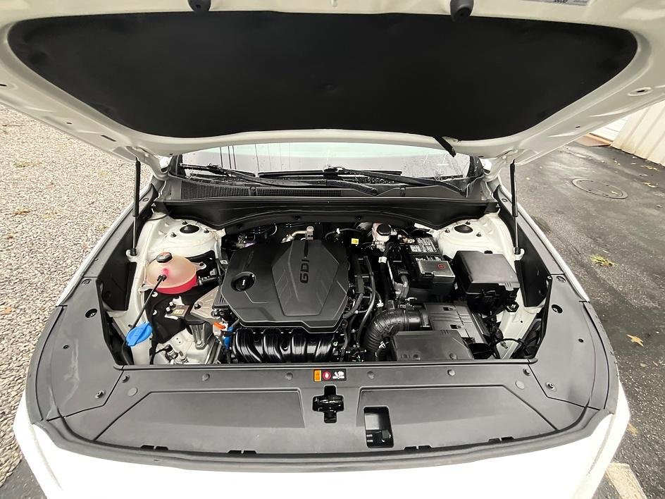 Used 2023 White Hyundai SEL image 3