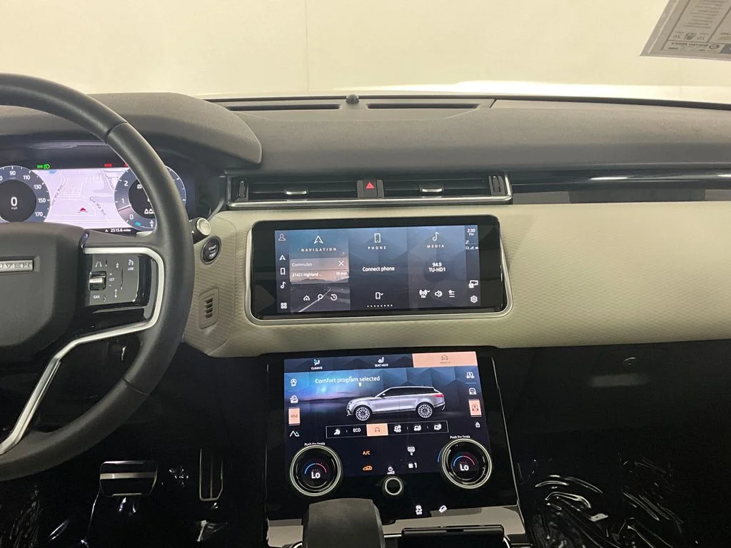 Used 2023 White Land Rover R-Dynamic S MHEV image 12