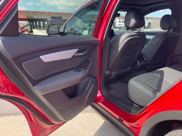 2025 VinFast VF 8 Plus - Photo 17