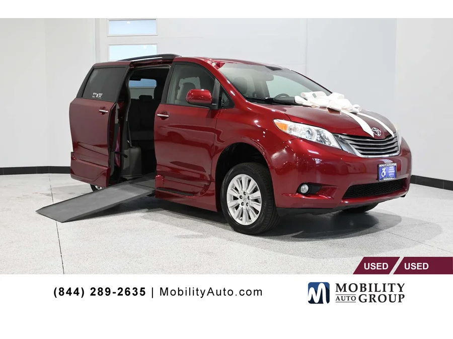 2015 Toyota Sienna XLE V6 7-Passenger Access Seat's photo