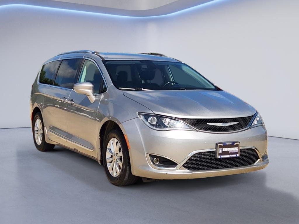 Used 2018 Billet Silver Metallic Clearcoat Chrysler Touring L image 3