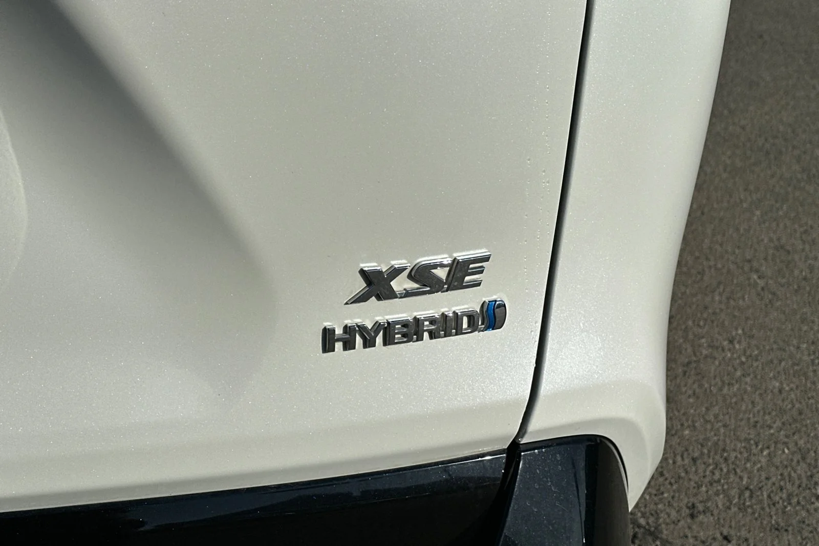 Used 2020  Toyota Hybrid XSE image 28