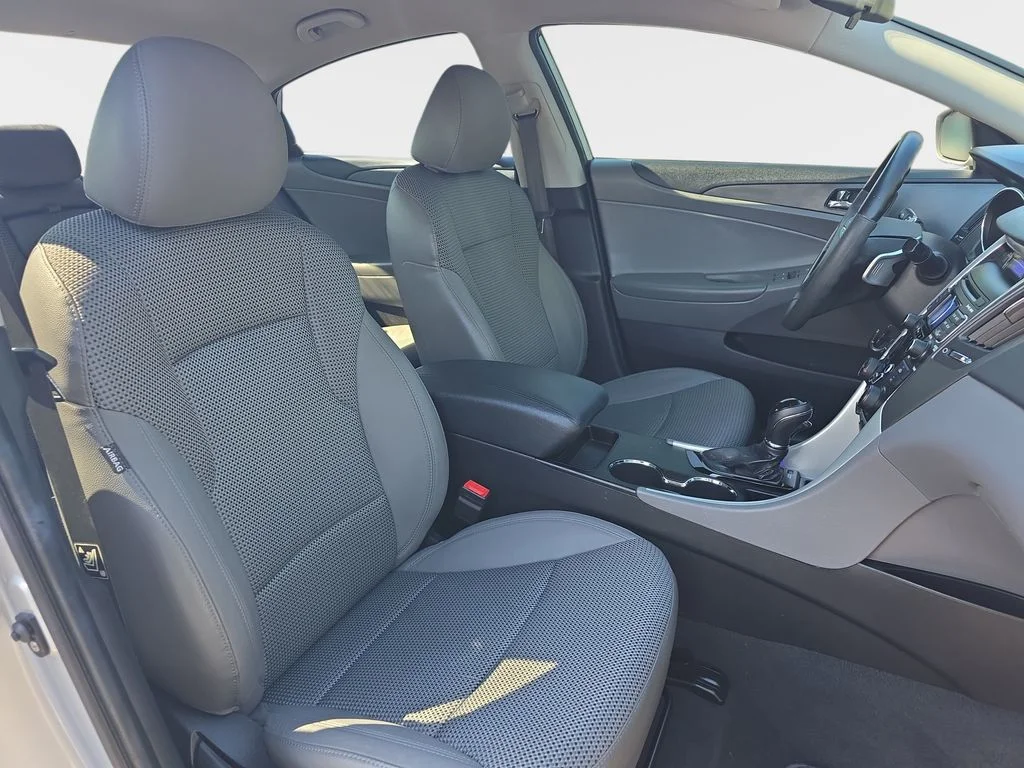 Used 2011 Silver Hyundai SE image 12