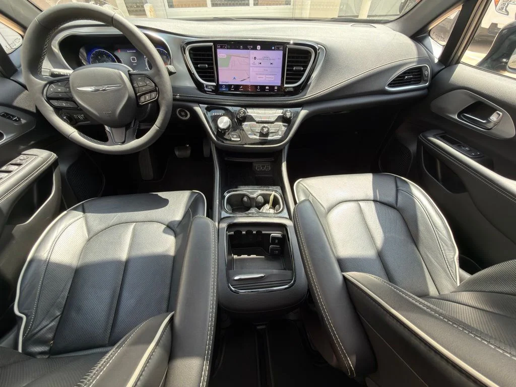 Used 2025 White Chrysler Limited image 9