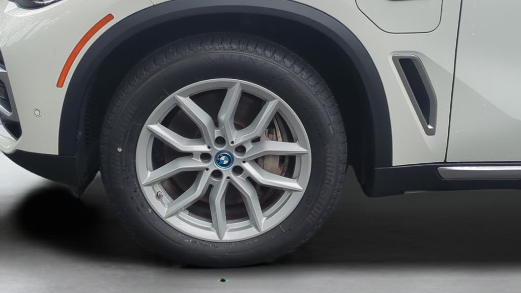 Used 2023 White BMW xDrive45e image 27