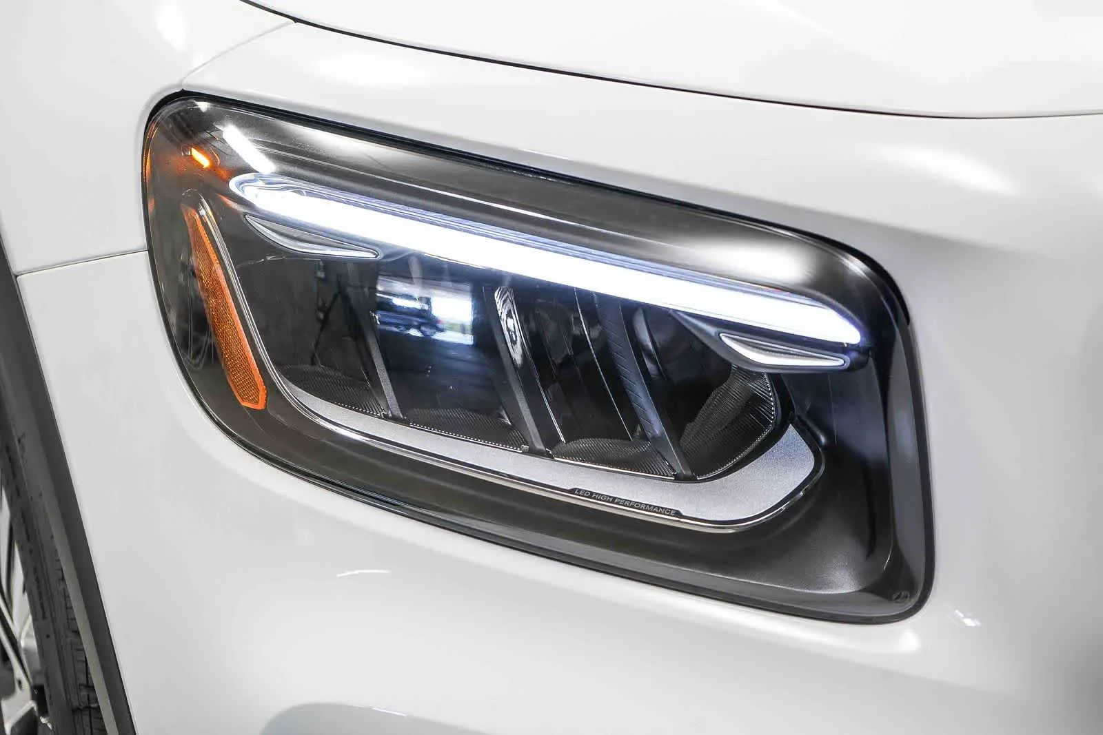 New 2026 Polar White Mercedes-Benz GLB 250 image 45