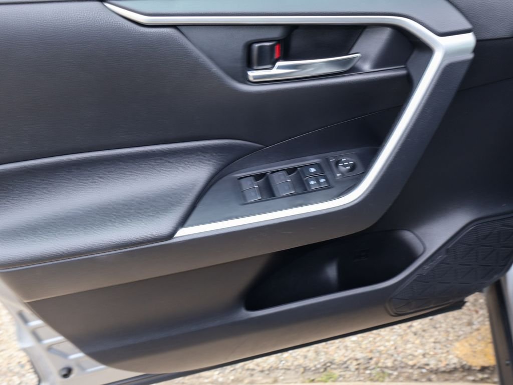 Used 2022 Silver Toyota XLE image 16