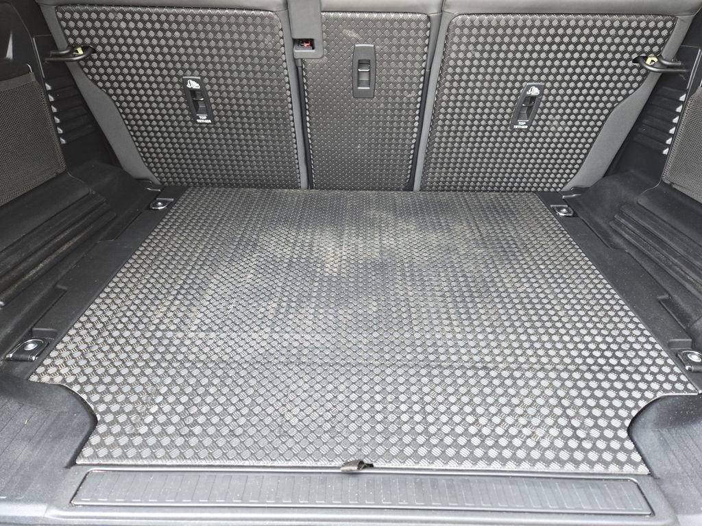 Used 2024 White Land Rover X-Dynamic SE image 26
