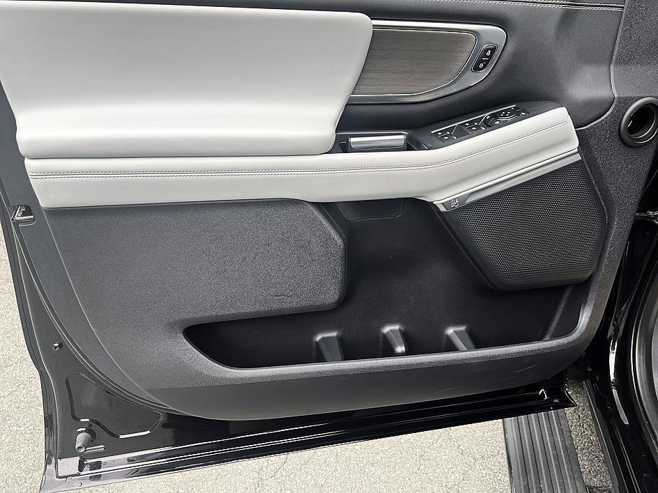 Used 2025 Black Metallic Ford Platinum image 9