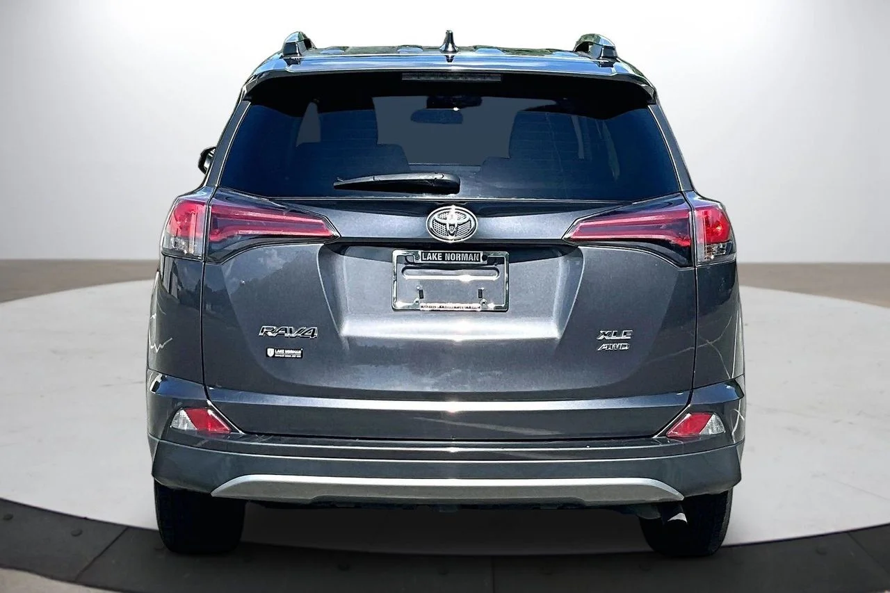 Used 2018 Gray Toyota XLE image 7