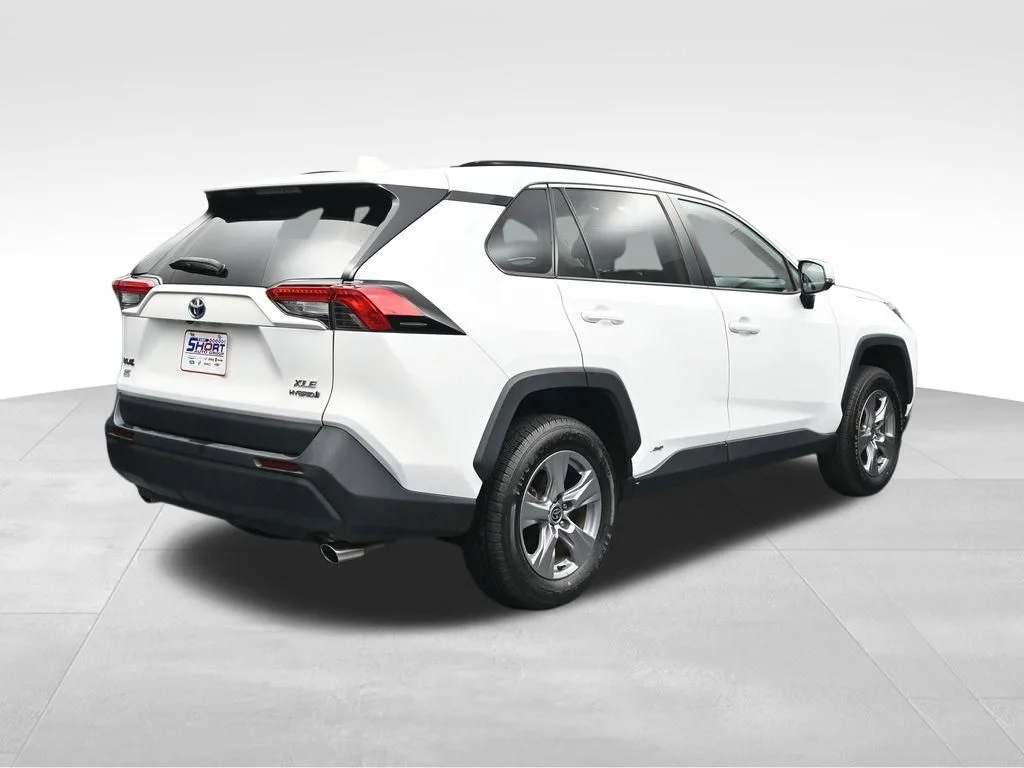 Used 2022 White Toyota XLE image 5