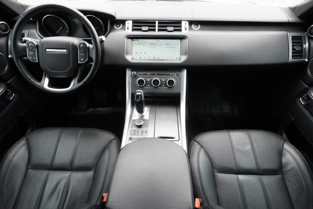 Used 2017 White Land Rover SE image 9