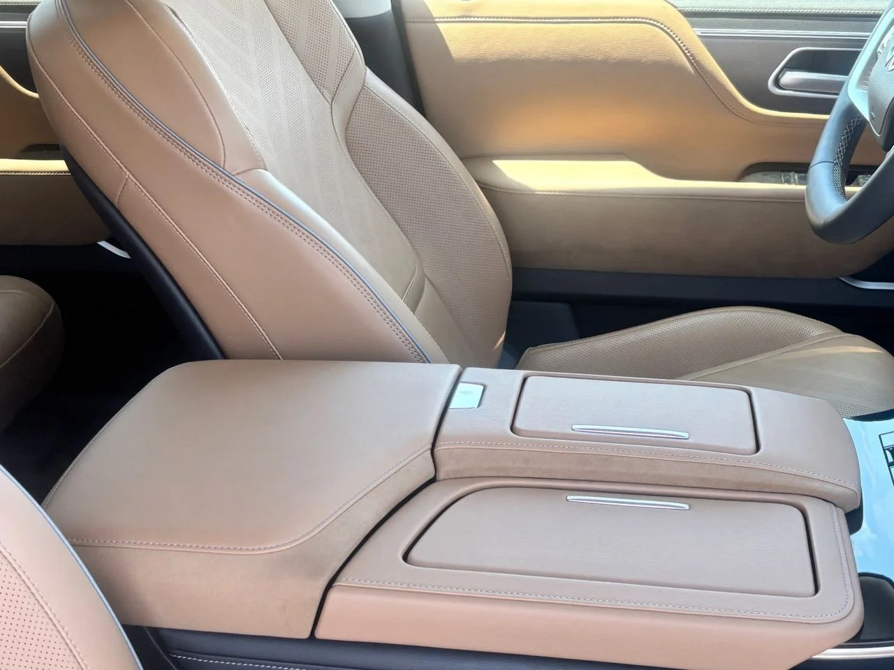 Certified Used 2025 Radiant White INFINITI Luxe image 10