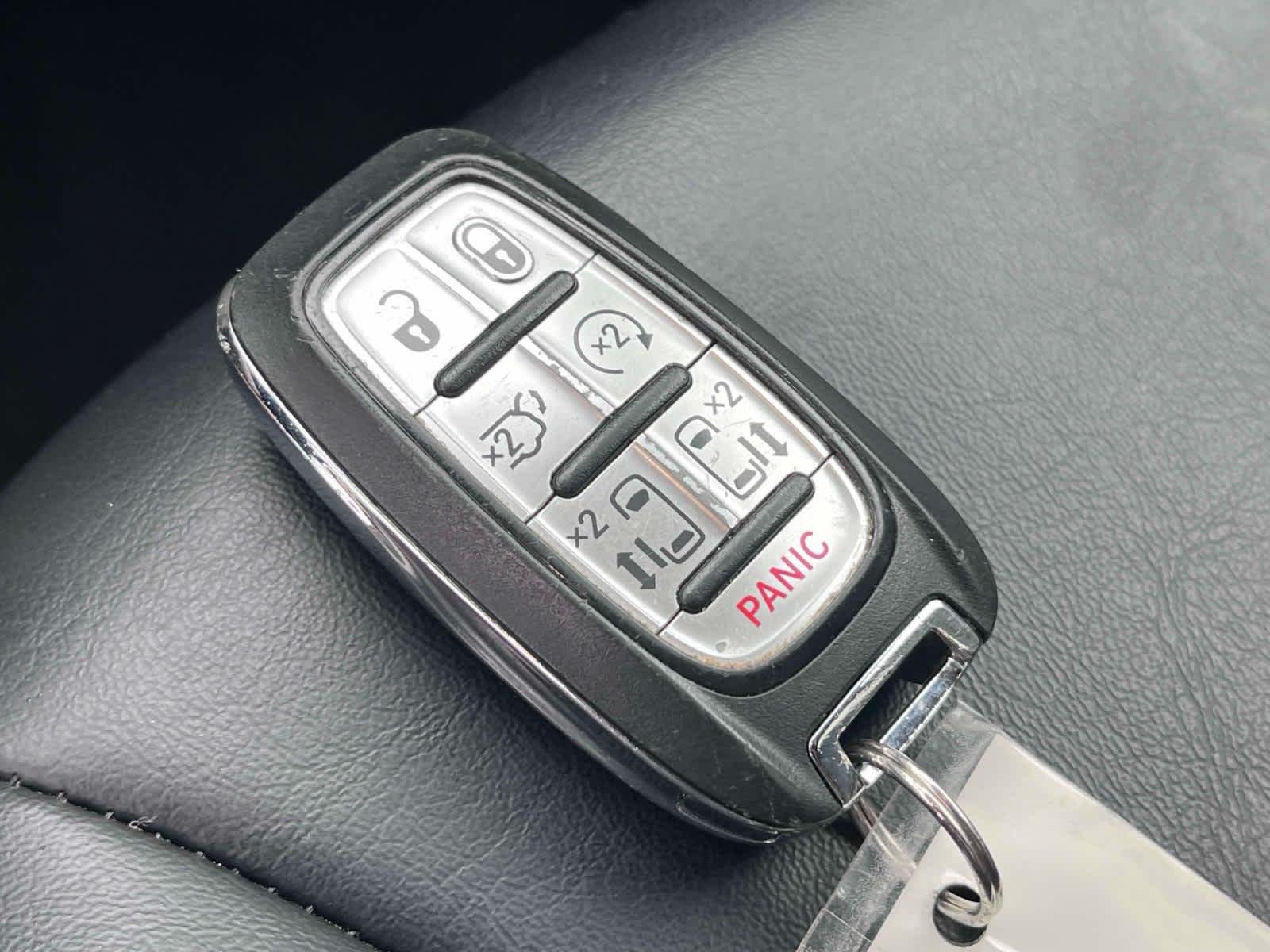 Used 2023 Blk/black Chrysler Touring L image 4